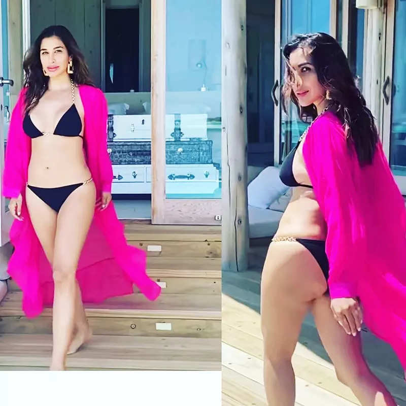 These stunning beach looks of Sophie Choudry is the inspo you need for your vacation