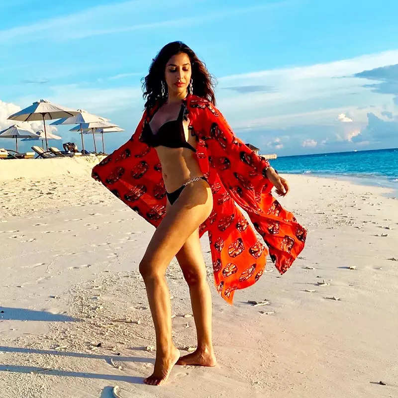 These stunning beach looks of Sophie Choudry is the inspo you need for your vacation