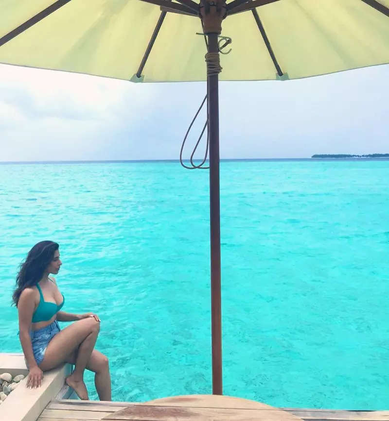 These stunning beach looks of Sophie Choudry is the inspo you need for your vacation