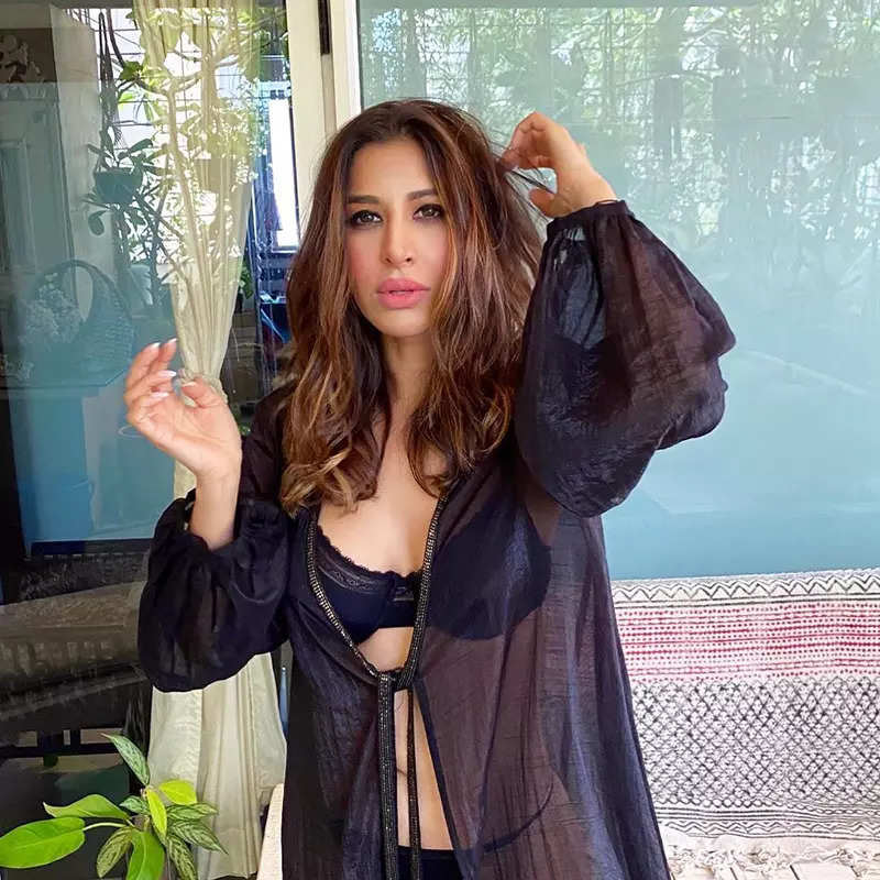 These stunning beach looks of Sophie Choudry is the inspo you need for your vacation