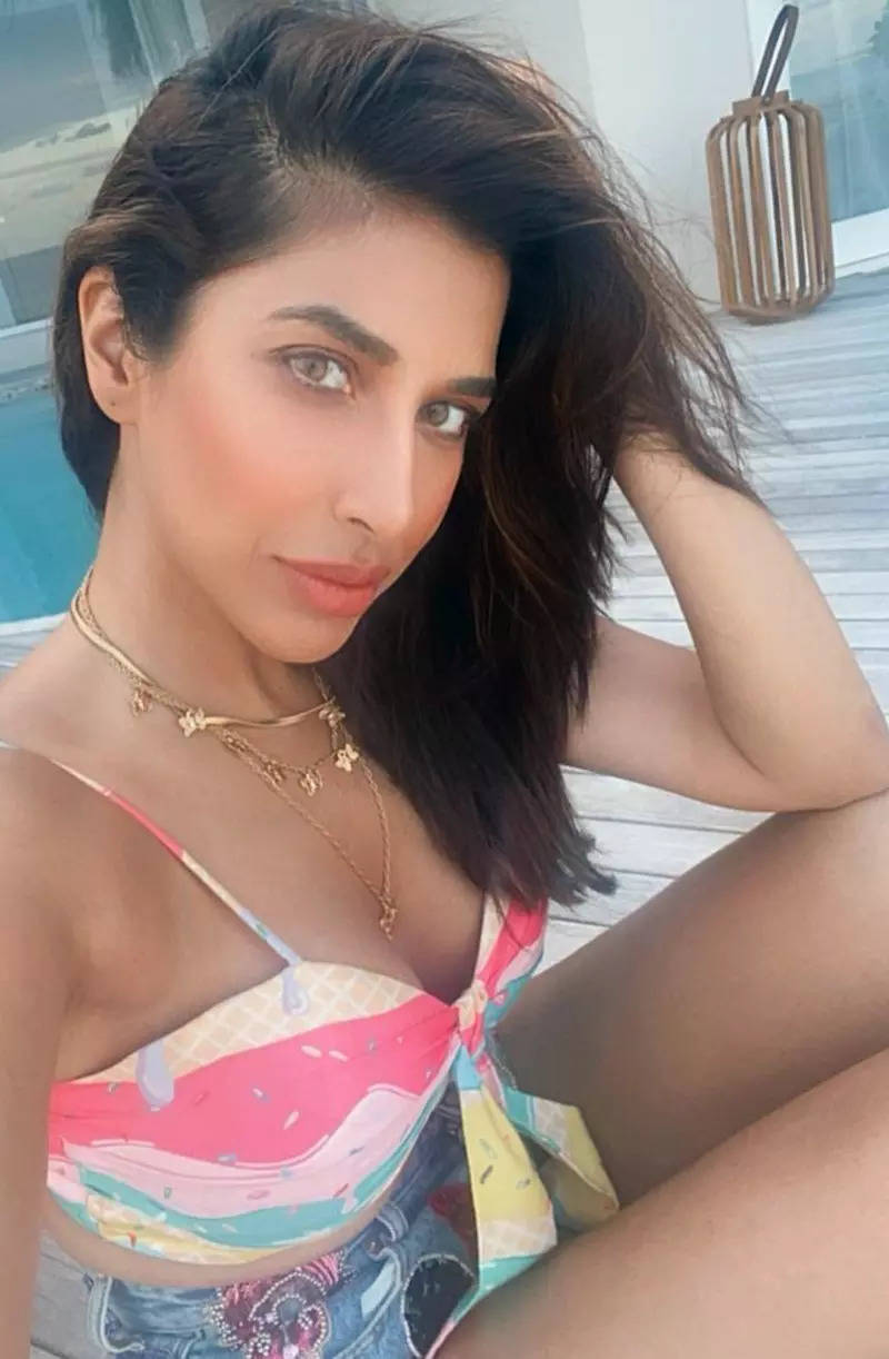 These stunning beach looks of Sophie Choudry is the inspo you need for your vacation