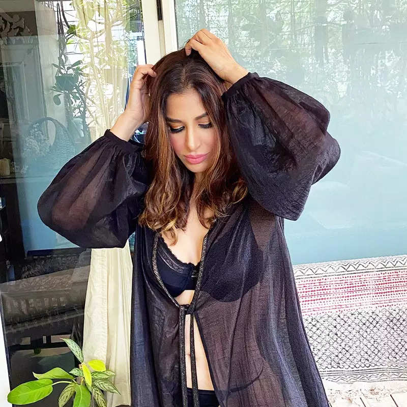 These stunning beach looks of Sophie Choudry is the inspo you need for your vacation