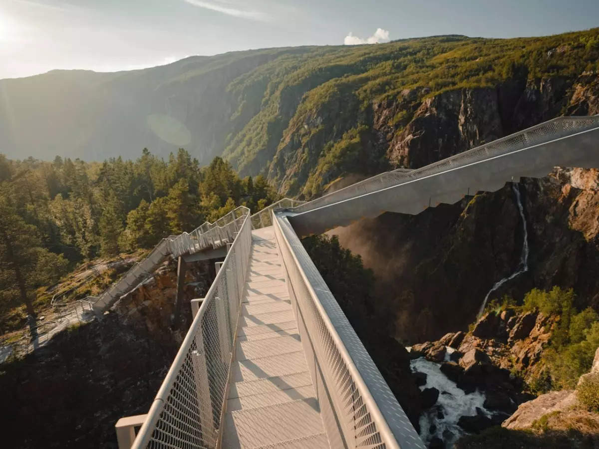 Se denne praktfulle fossen i Norge fra en bro over den