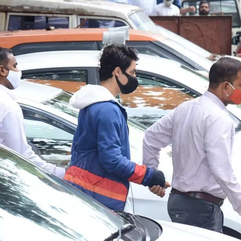 Pictures of teary-eyed Gauri Khan go viral after Aryan Khan's bail gets rejected