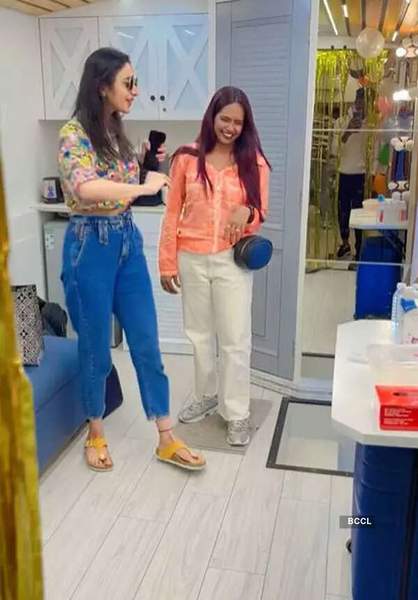 Candid pictures of Rakul Preet Singh's birthday celebration go viral