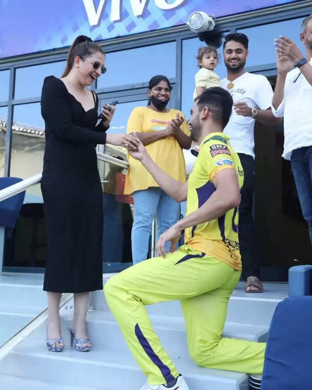 Deepak Chahar proposes girlfriend Jaya Bhardwaj in the stands, photos of the CSK bowler with his sweetheart go viral