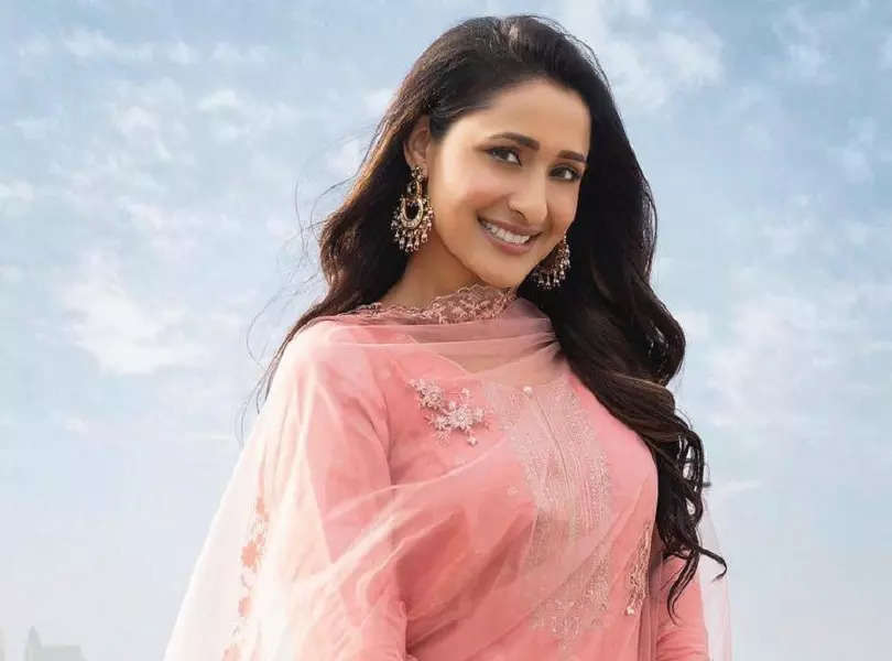 Pragya Jaiswal looks dreamy in a pastel pink saree for 