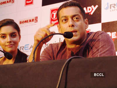 Salman, Asin promote 'Ready' in Delhi