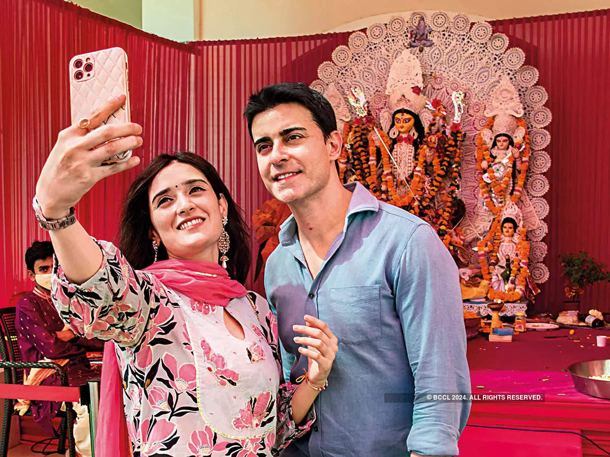 Gautam Rode and Pankhuri Awasthy – who visited a pandal in Gurgaon recently – say they are celebrating Durga Puja and Dussehra together for the first time in two years