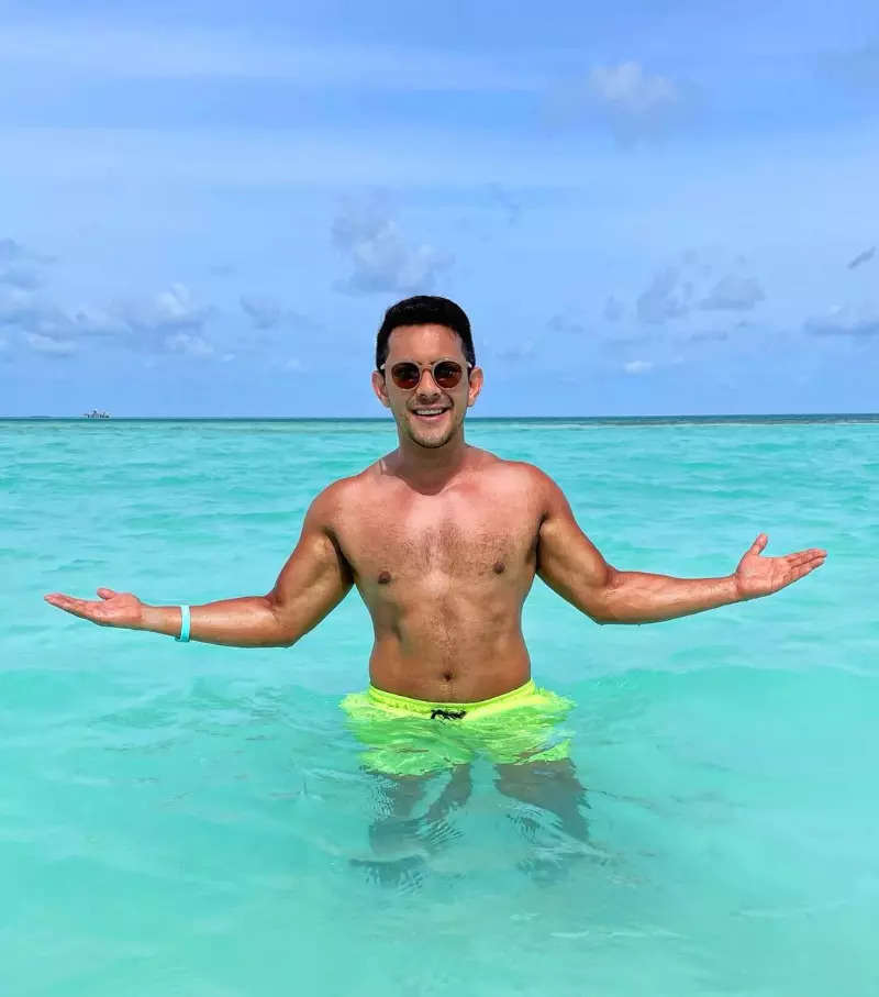 Pictures from Aditya Narayan and Shweta Agarwal’s relaxing vacation will make you miss your holidays!