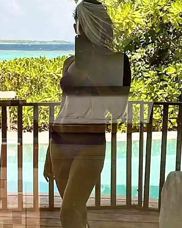 Shahid Kapoor and Mira Rajput are painting Insta blue with their pool selfies and beach vacay pictures