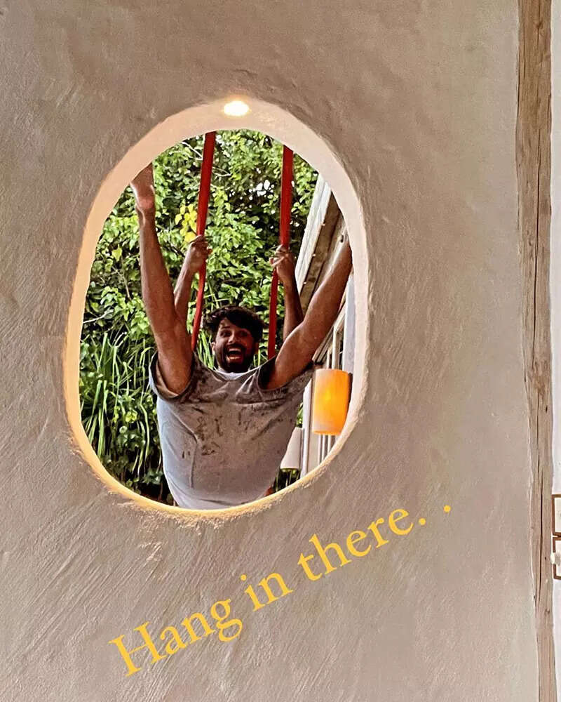 Shahid Kapoor and Mira Rajput are painting Insta blue with their pool selfies and beach vacay pictures