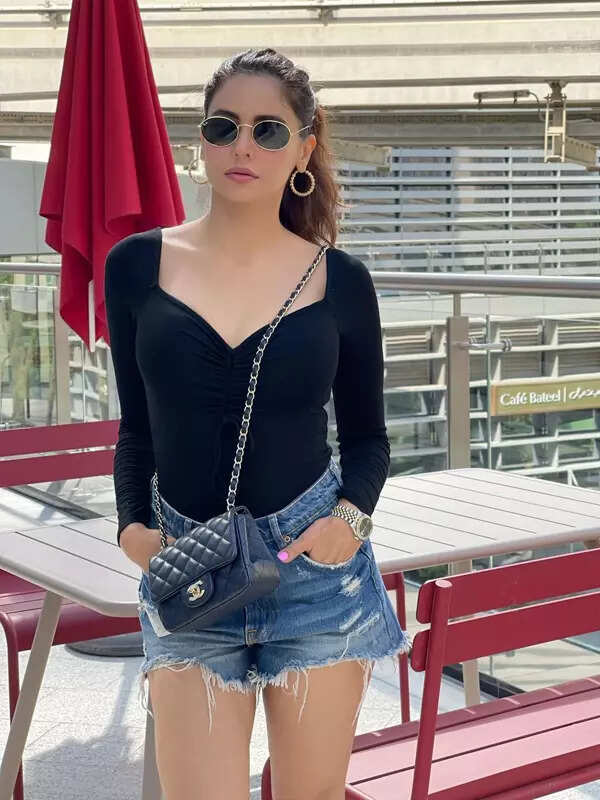 <BR> sets the temperature soaring with these pictures!