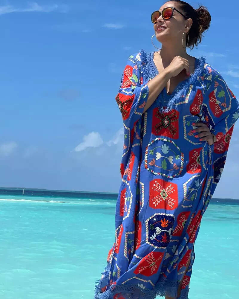 Bipasha Basu stuns in a black bikini; treats fans with drool-worthy beach vacation pictures