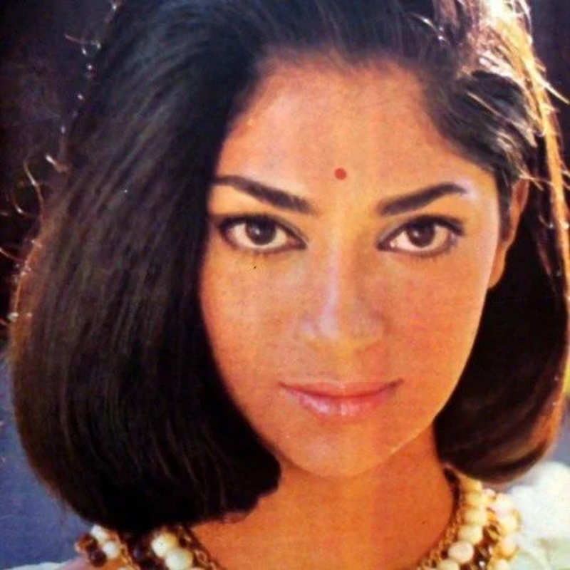 #ETimesTrendsetters: Simi Garewal- the epitome of grace and beauty, who gave fashion a new meaning with eternal white