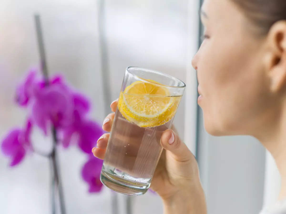 glas koppeling in stand houden Boiled lemon water: Benefits of drinking it and ways to make it | The Times  of India