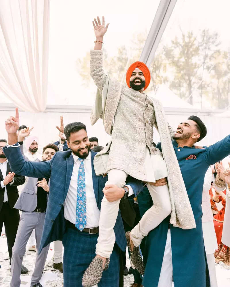 Dreamy pictures from 'Gaal Ni Kadni' singer Parmish Verma & Geet Grewal's wedding ceremonies!