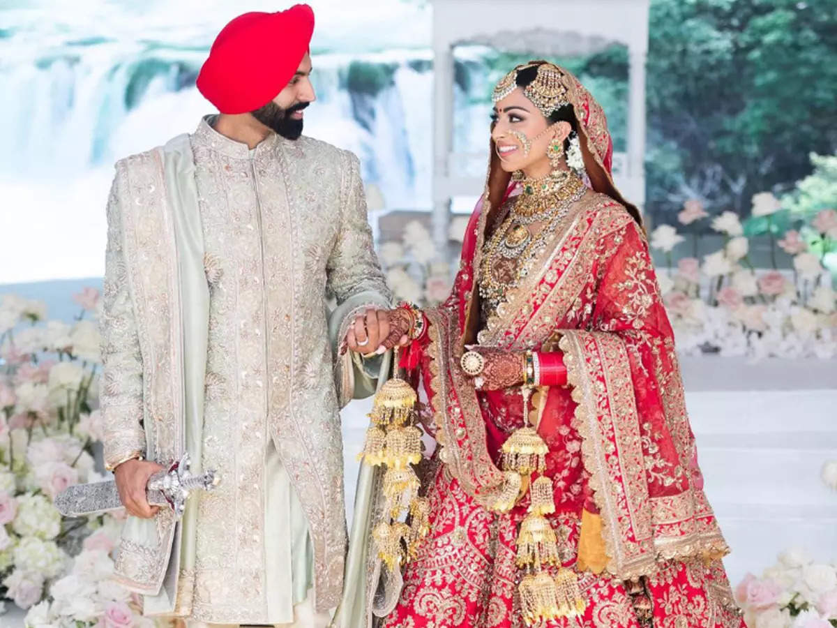 Dreamy pictures from 'Gaal Ni Kadni' singer Parmish Verma & Geet Grewal's wedding ceremonies!