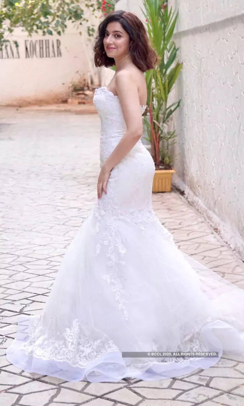 #ETimesSnapped: From Janhvi Kapoor to Divya Khosla Kumar, paparazzi pictures of your favourite celebs