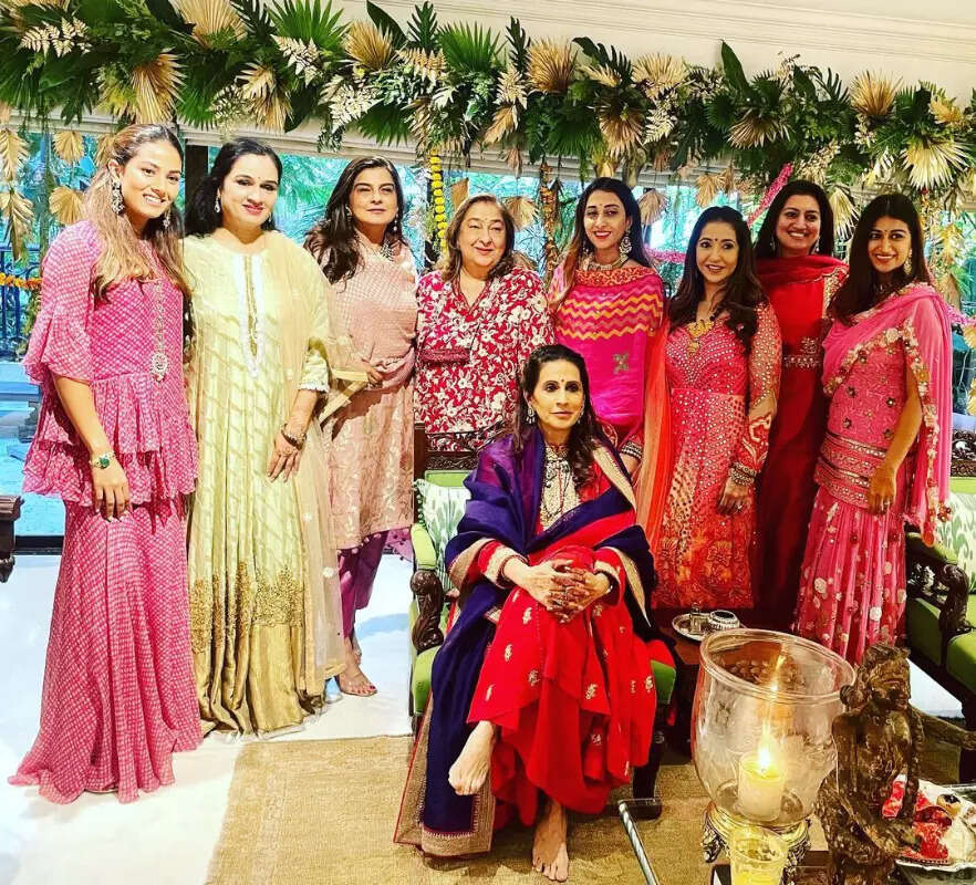 Mira Rajput, Miheeka Bajaj and others deck up to celebrate Karwa Chauth at Sunita Kapoor&rsquo;s residence