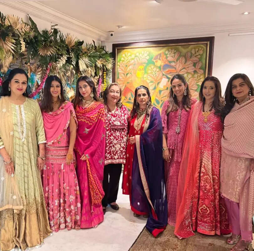 Mira Rajput, Miheeka Bajaj and others deck up to celebrate Karwa Chauth at Sunita Kapoor&rsquo;s residence