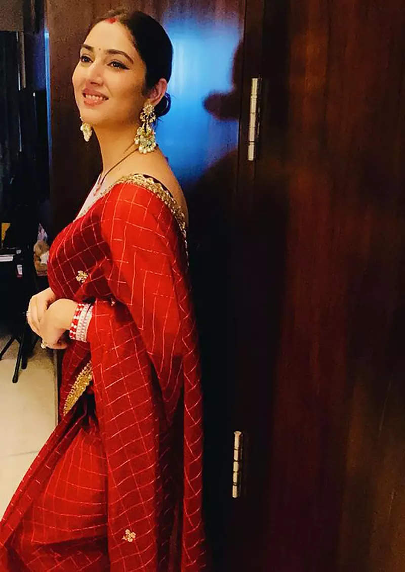 From Mira Rajput’s Sharara to newly-wed Disha Parmar’s red saree, these stunning outfits of celebrities on Karwa Chauth will leave you speechless!
