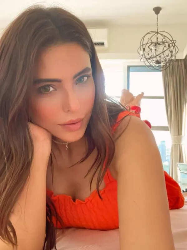 <BR> sets the temperature soaring with these pictures!