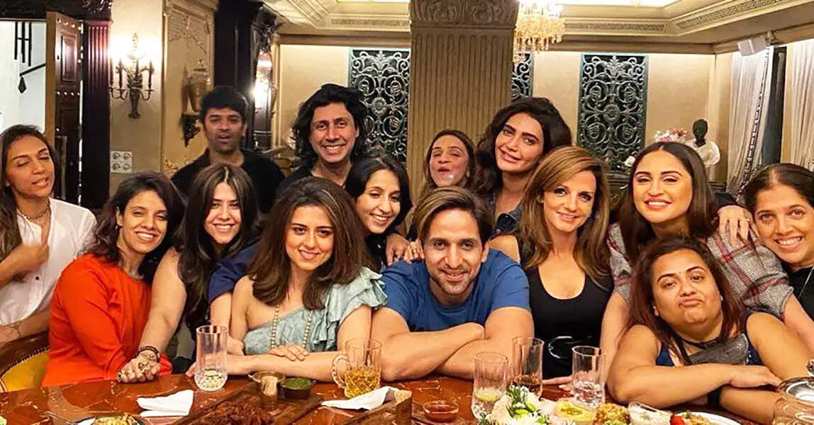 These mushy pictures of Sussanne Khan with rumoured beau Arslan Goni spark dating rumours