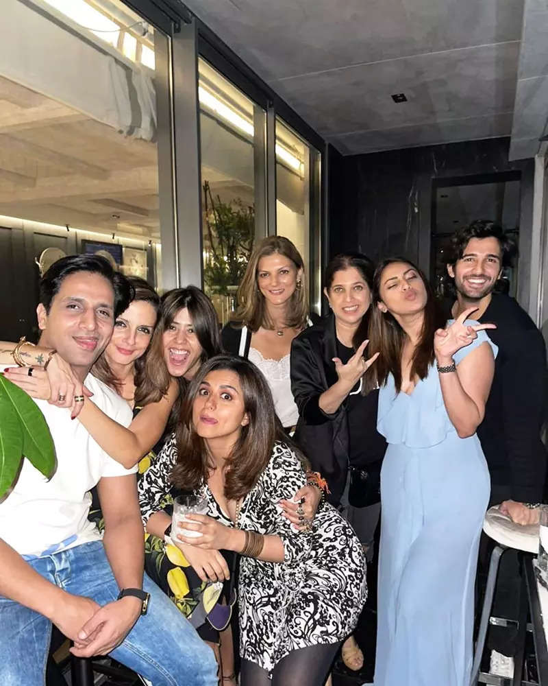 These mushy pictures of Sussanne Khan with rumoured beau Arslan Goni spark dating rumours