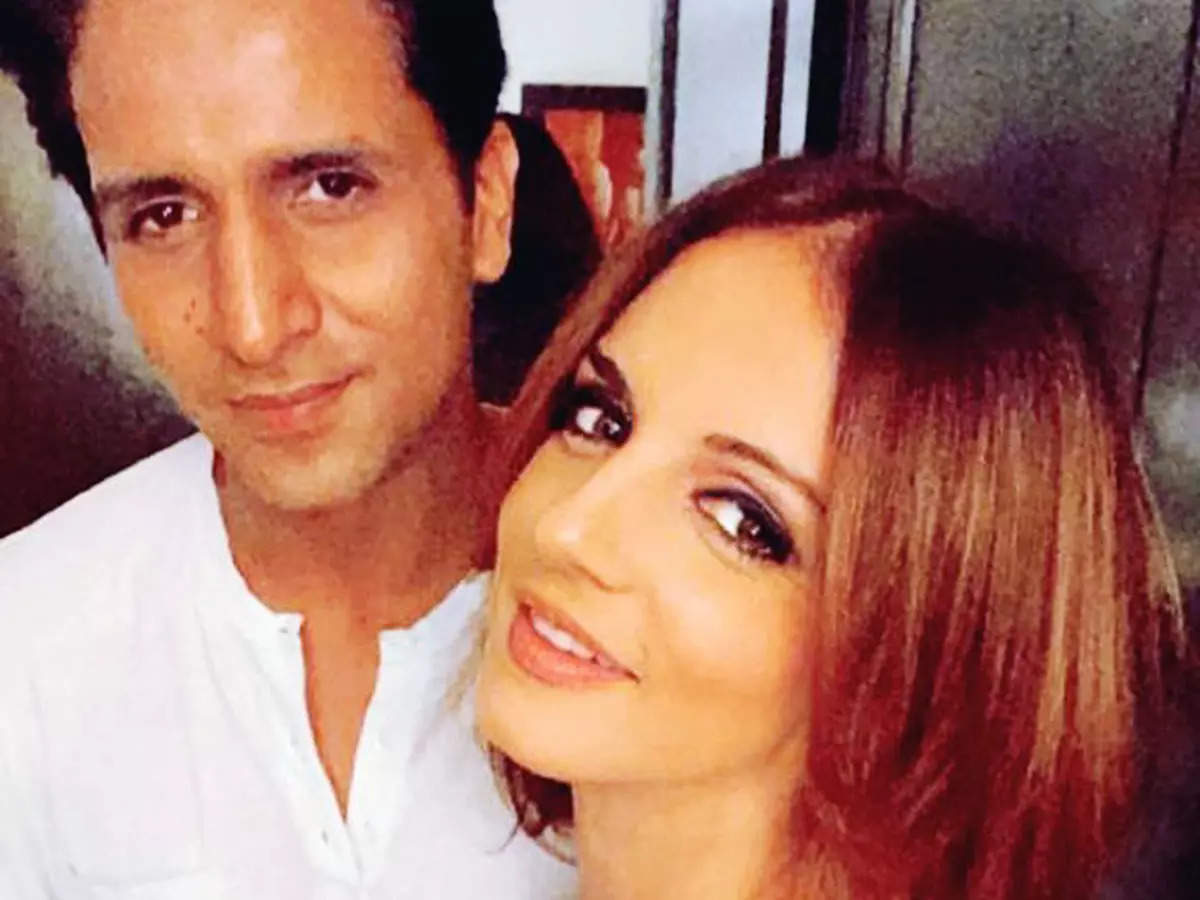 These mushy pictures of Sussanne Khan with rumoured beau Arslan Goni spark dating rumours
