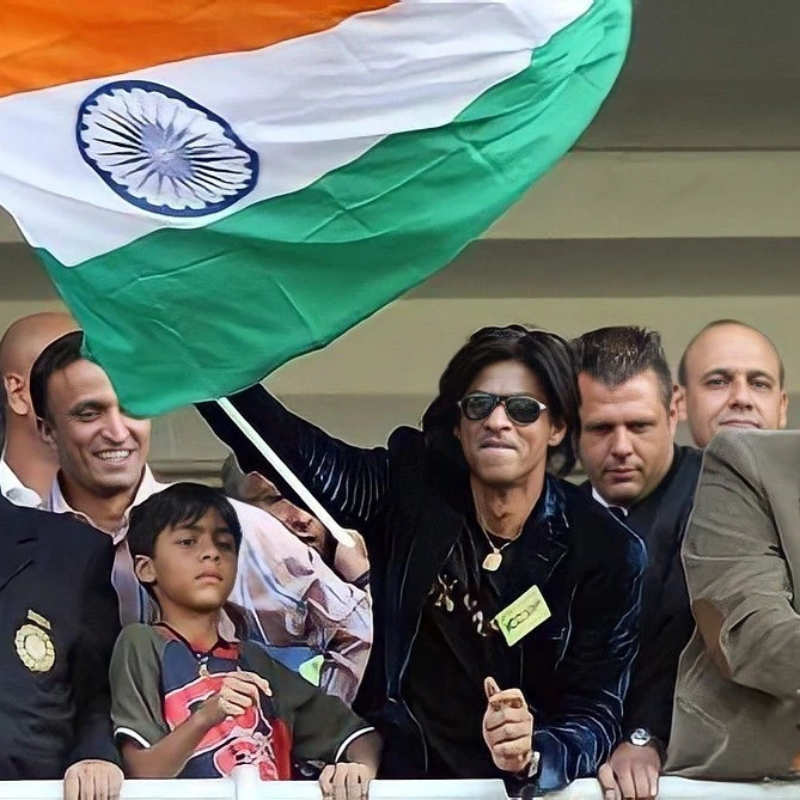 Throwback pictures of Shah Rukh Khan cheering for India with little Aryan go viral