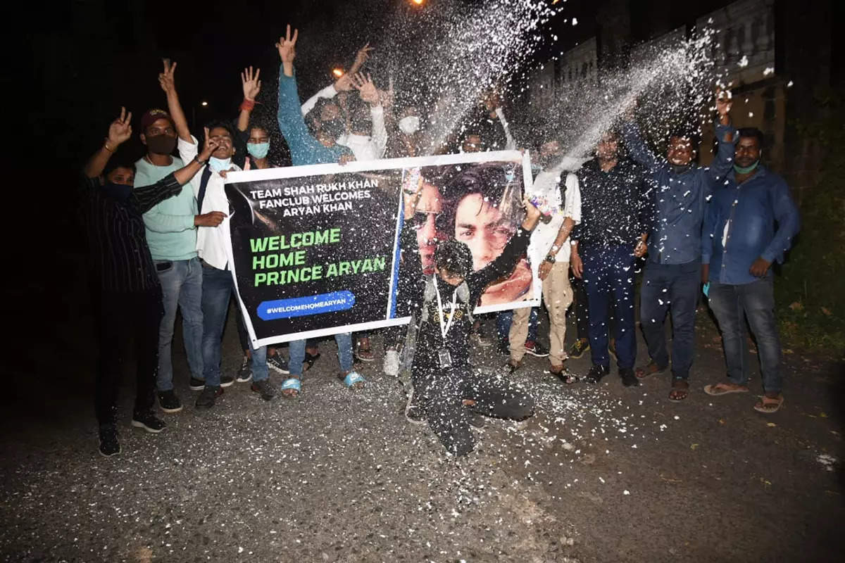 From bursting of crackers to cheering of fans outside Mannat, celebration pictures after Aryan Khan's bail are breaking the internet