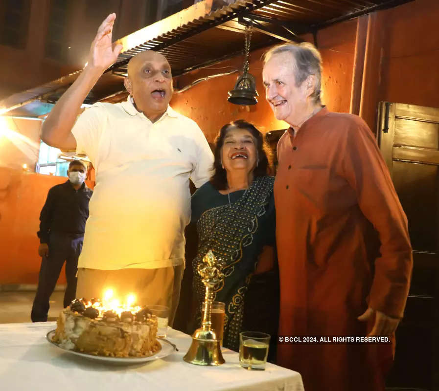 Bhaichand Patel celebrates his 85th birthday with friends