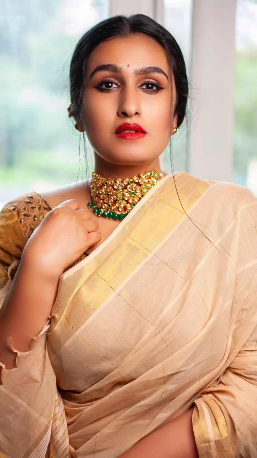 samvritha sunil in kerala saree