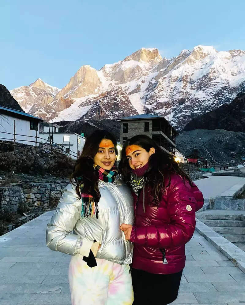 Pictures of Sara Ali Khan and Janhvi Kapoor trend as BFFs offer prayers at Kedarnath Temple