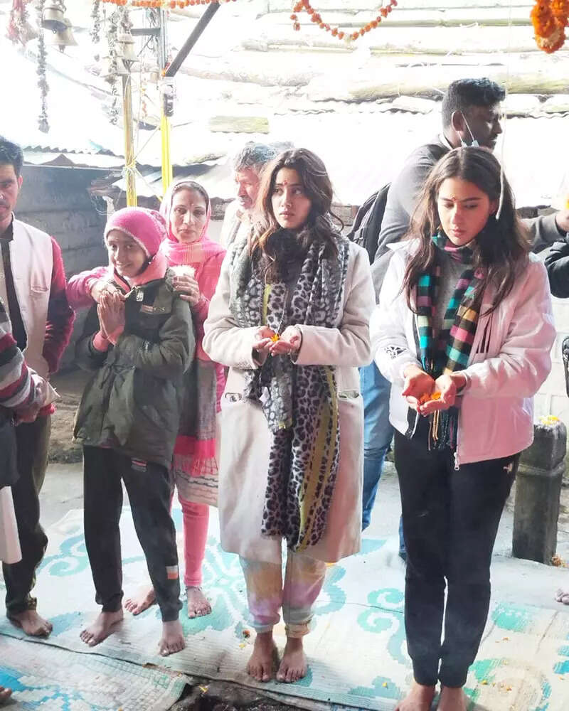 Pictures of Sara Ali Khan and Janhvi Kapoor trend as BFFs offer prayers at Kedarnath Temple