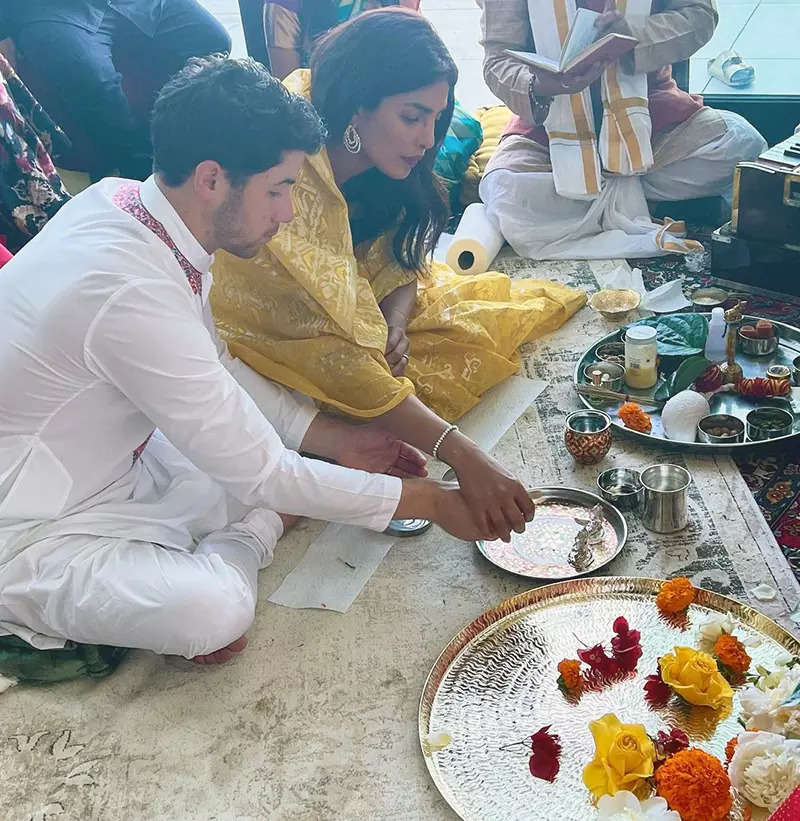 These splendid pictures of Priyanka Chopra performing Diwali puja with Nick Jonas you just can’t give a miss!