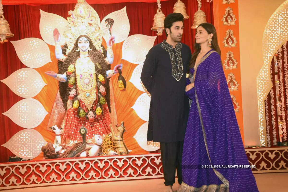 Ranbir Kapoor and Alia Bhatt can't take their eyes off each other in these lovely Diwali celebration pictures