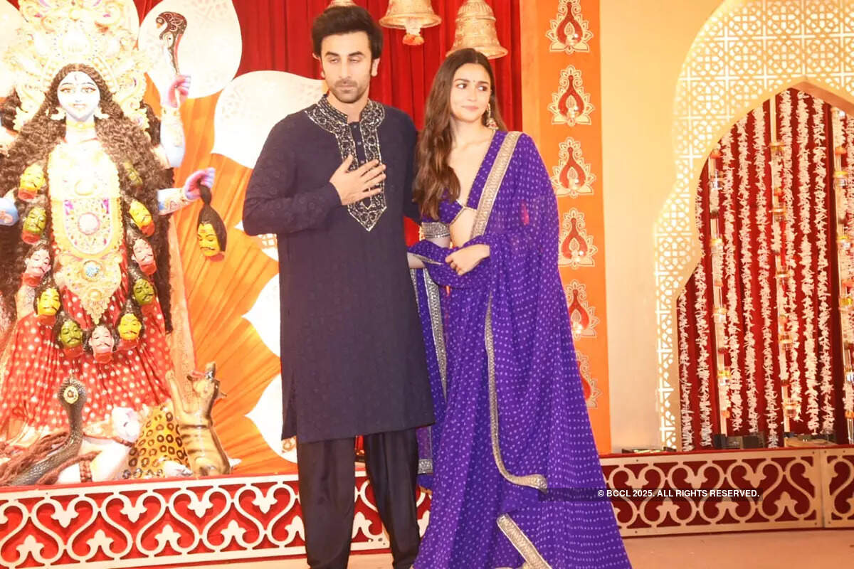 Ranbir Kapoor and Alia Bhatt can't take their eyes off each other in these lovely Diwali celebration pictures