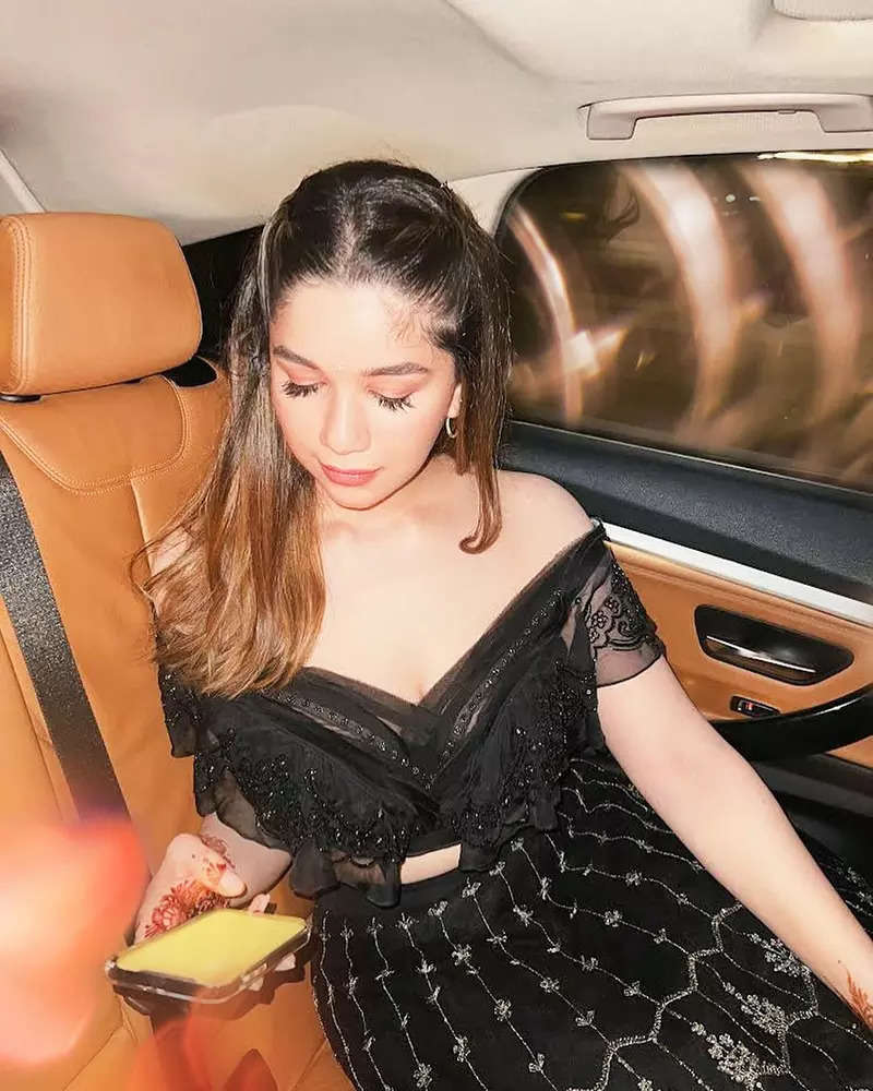 These mesmerising pictures of Sara Tendulkar in an off-shoulder black dress will make you fall in love with her
