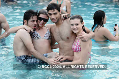 Babes sizzle @ DME pool party