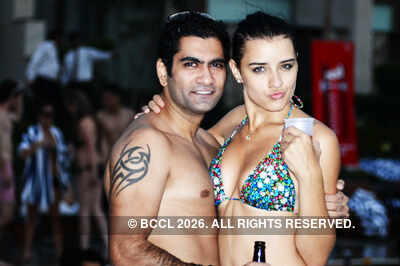 Babes sizzle @ DME pool party