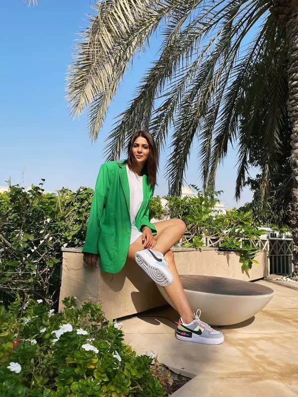 Jennifer Winget looks drop-dead gorgeous in polka dot bikini, stunning pictures take over the internet