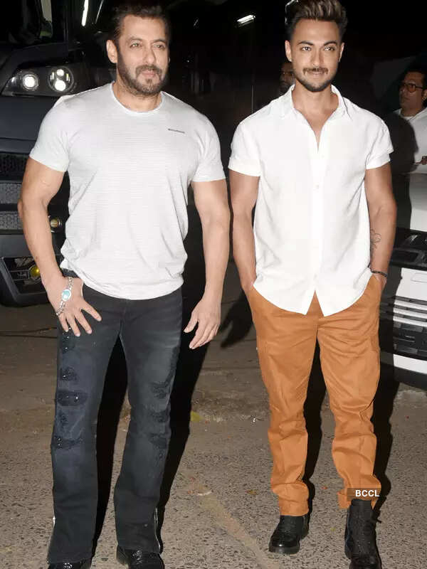 #ETimesSnapped: From Malaika Arora to Nikki Tamboli, paparazzi pictures of your favourite celebs