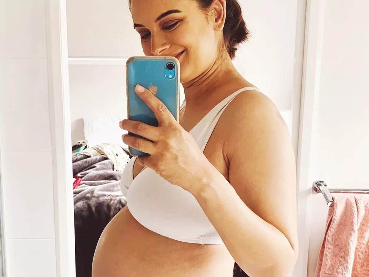 Mommy-to-be Evelyn Sharma flaunts her baby bump and pregnancy glow in these new pictures
