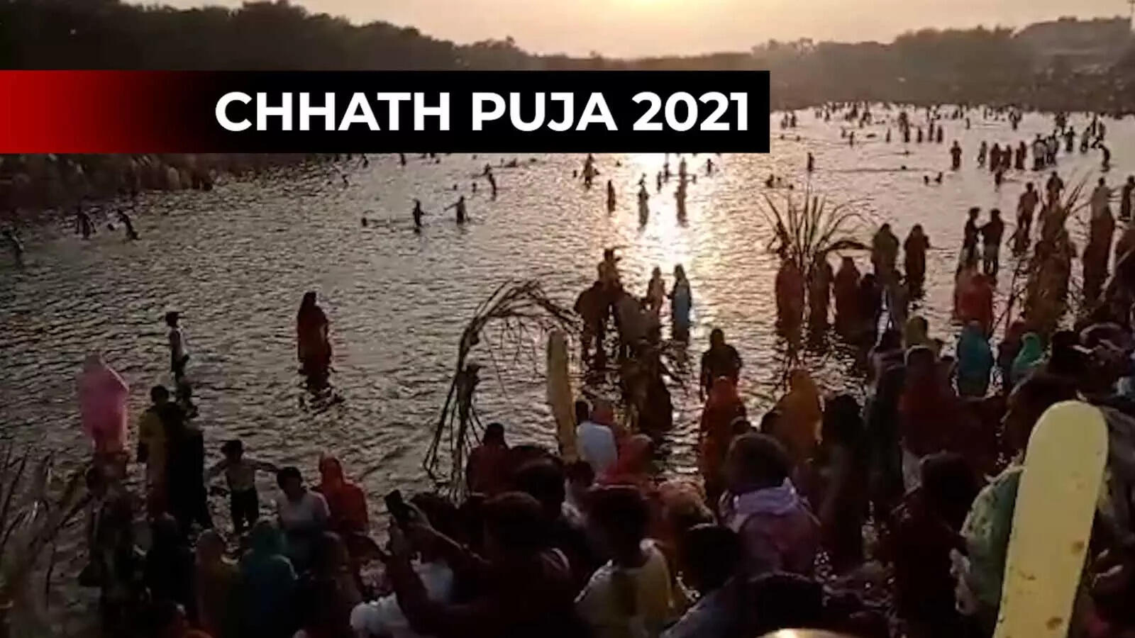 Devotees offer Arghya to Surya Dev and Chhathi Maiya on Chhath Puja ...