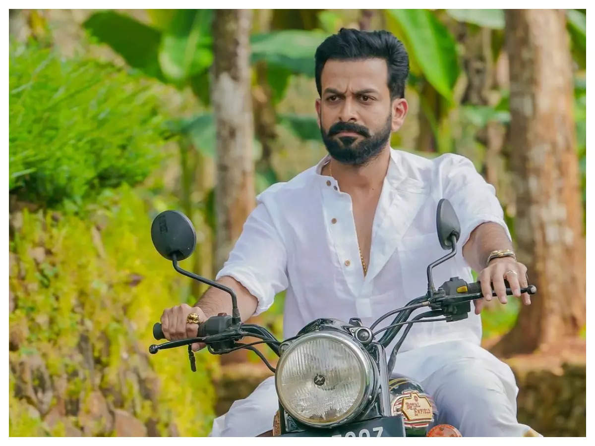 Thanthonni' to 'Anarkali': 6 times Prithviraj Sukumaran stole the spotlight  with his 'Macho' looks | The Times of India