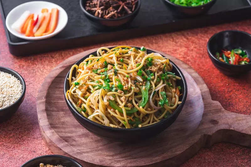 Hakka chilli garlic mix noodles online