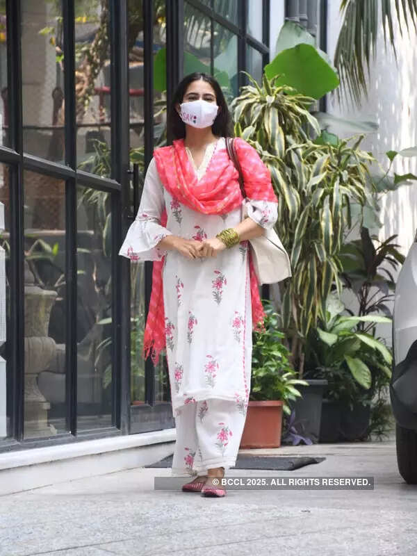 #ETimesSnapped: From Aishwarya Rai Bachchan to Malaika Arora, paparazzi pictures of your favourite celebs