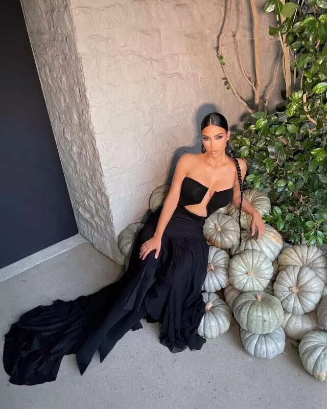 Kim Kardashian captivates fans with her alluring pictures